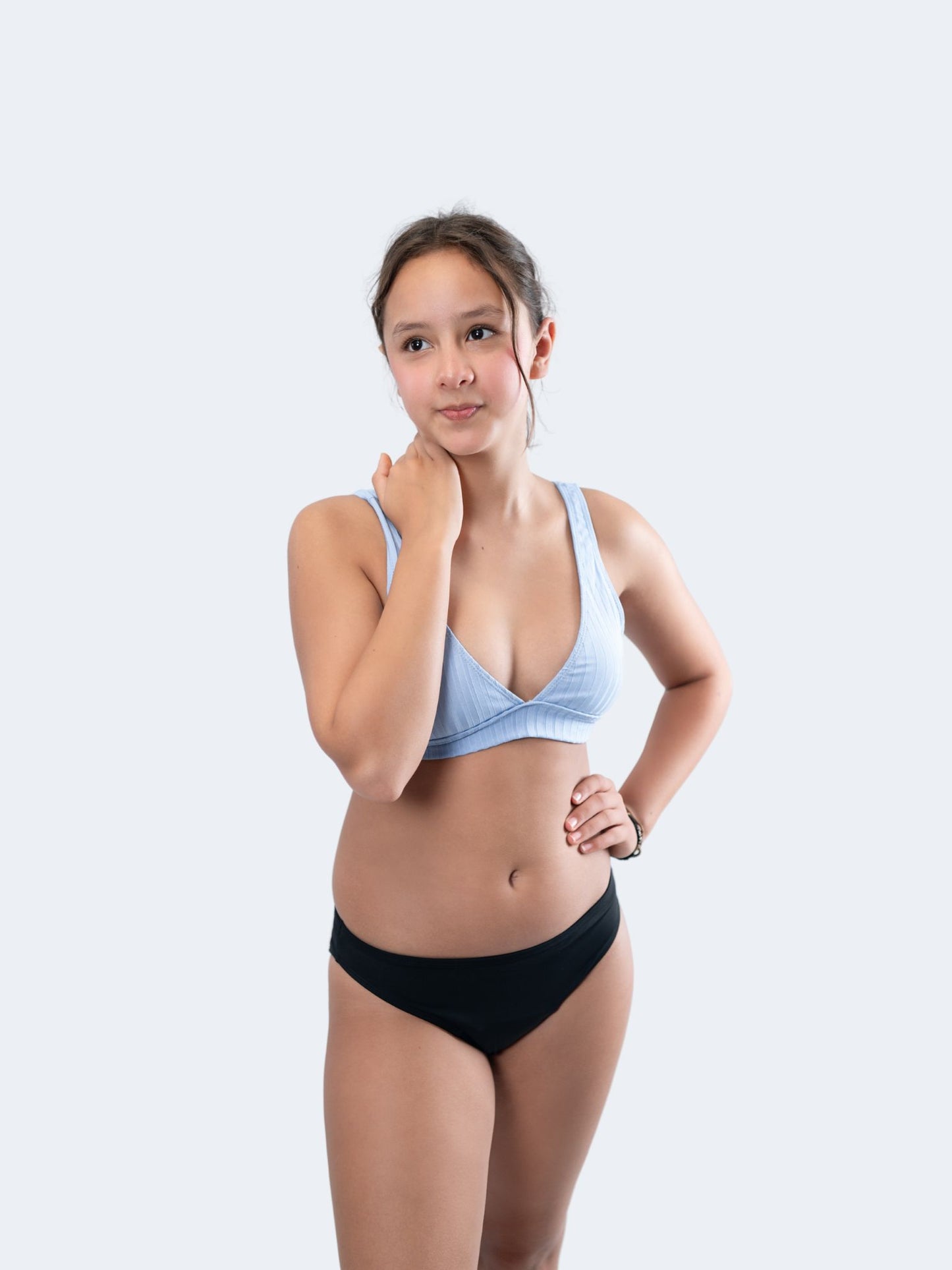 Maillot de bain menstruel pour ado, confortable et discret, idéal pour les premières règles. Protection antifuite pour nager en toute confiance pendant les menstruations. »